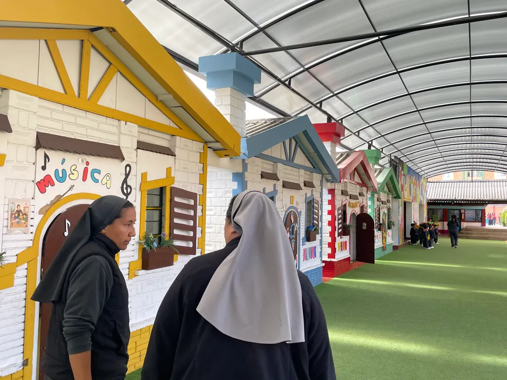 Recorrido por los espacios del Centro Educativo Sagrada Familia de Nazaret.