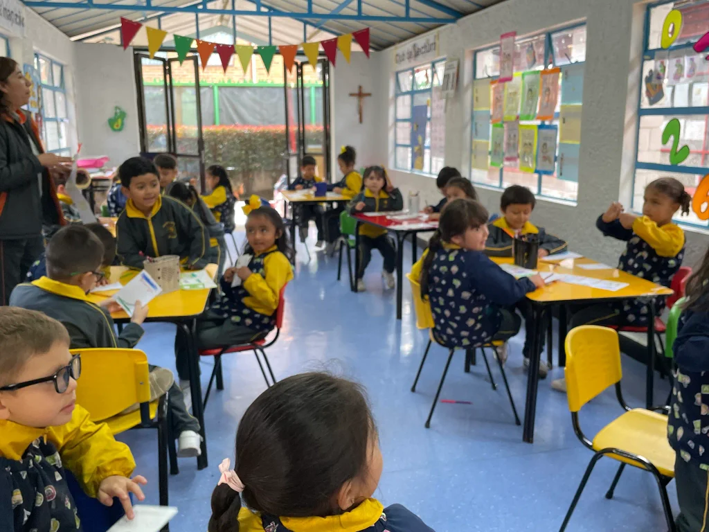 Estudiantes trabajando en un aula del Centro Educativo Sagrada Familia de Nazaret.