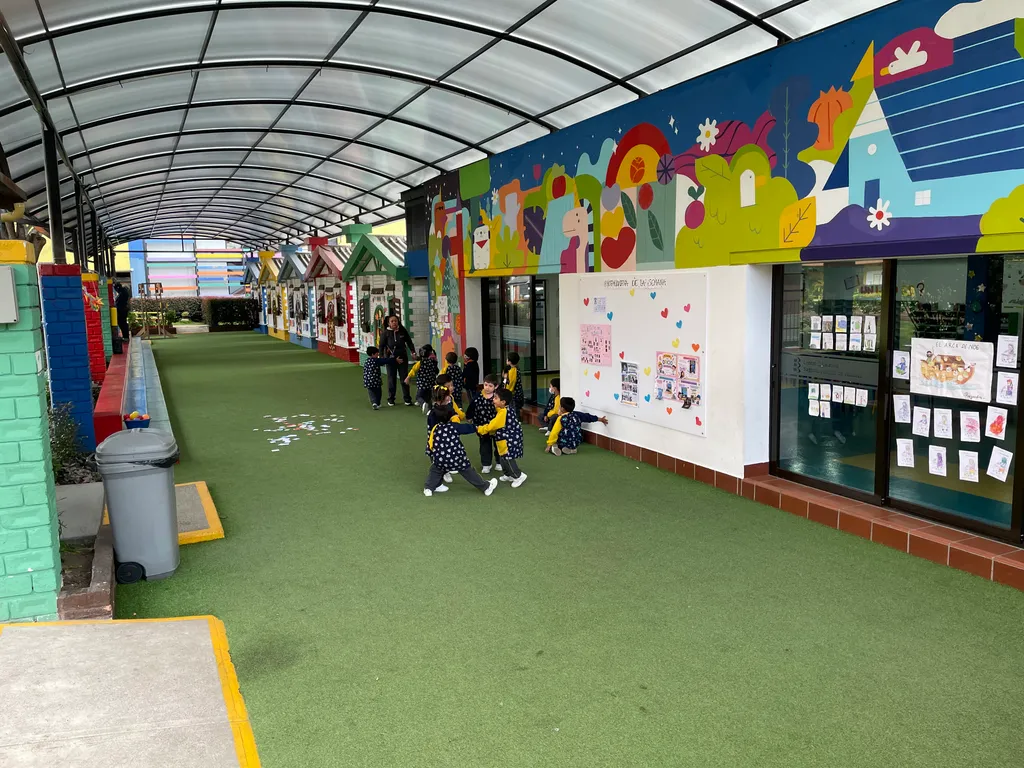 Pasillo cubierto del Centro Educativo Sagrada Familia de Nazaret.