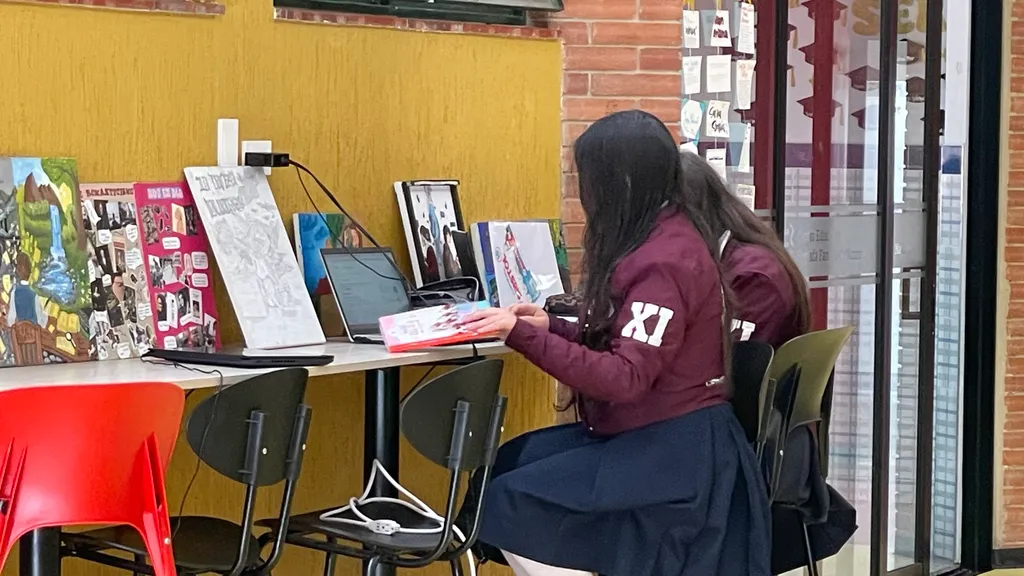 Estudiante realizando una actividad artística en el Centro Educativo Sagrada Familia de Nazaret.