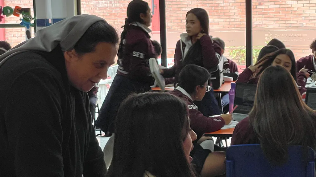 Acompañamiento a estudiantes en un aula del Centro Educativo Sagrada Familia de Nazaret.