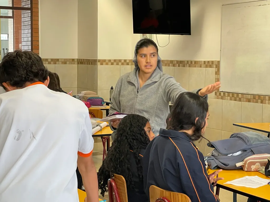 Espacio de diálogo durante la visita al Centro Educativo Sagrada Familia de Nazaret.