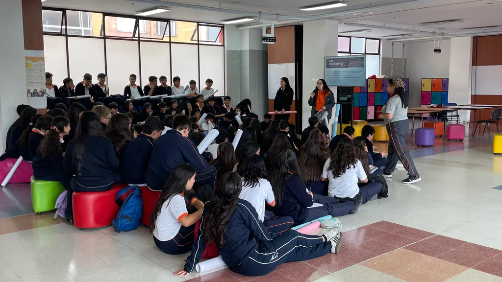 Estudiantes reunidos durante una actividad educativa en el Centro Educativo Sagrada Familia de Nazaret.